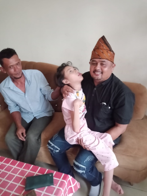 "Purna Blangkon, Pimpinan Media GANTI berbagi taliasih. 