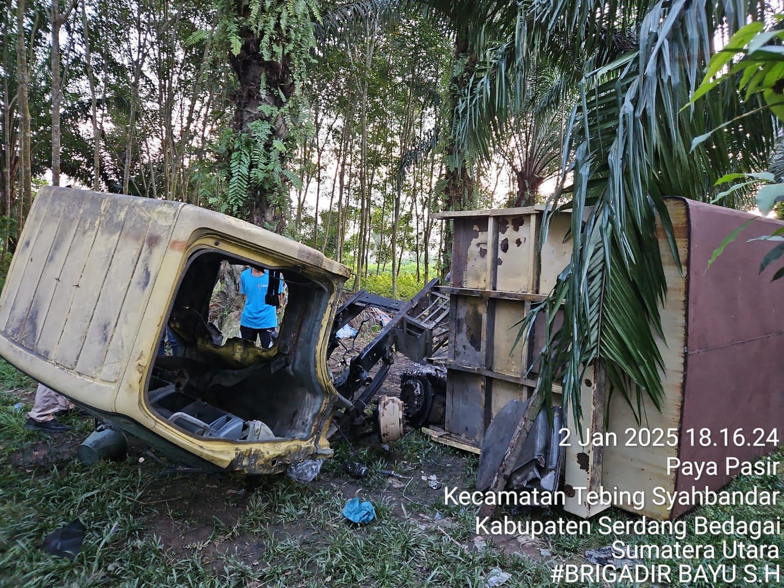 Mobil Boks Milik Sinar Alam Jaya Yang Raib Berhasil Ditemukan Unit Polsek Tanah Jawa di Serdang Bedagai, Evakuasi Terkendala Akses Jalan. 