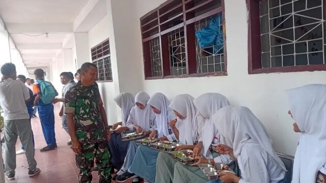 Babinsa Koramil 10/Tanah Jawa Dampingi Program Makan Bergizi Gratis: Wujud Nyata Kepedulian untuk Generasi Sehat dan Cerdas.