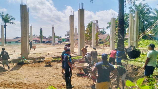 Semangat Warga Barihat Baris, Gotong Royong  Membangun Masjid Yang Megan. 