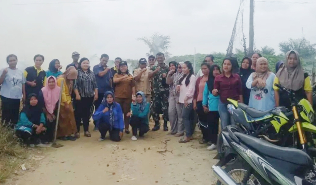 Babinsa Serka J. Hasibuan, Bersama Warga Nagori Jawa Di Paris Perbaiki Jalan  rusak. 