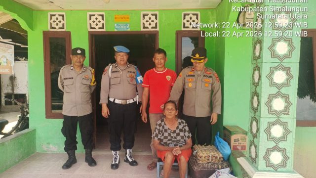 Sentuhan Humanis  Kapolsek Tanah Jawa di Nagori Tangga Batu, Berikan Bantuan dan Seruan Melawan Narkoba