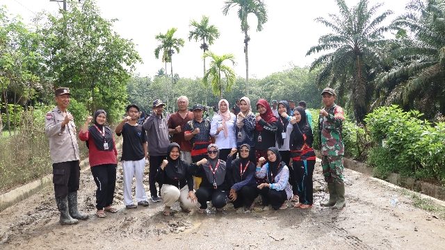 Gotong Royong Jadi Simbol Kekompakan, Warga dan Pemerintah Kecamatan Dolok Batu Nanggar Bersatu Perbaiki Jalan Nagori