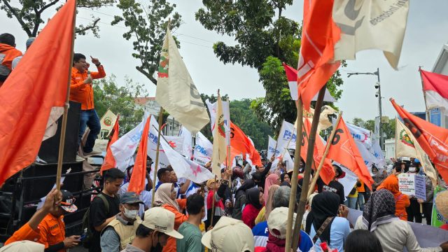 AKSI PARTAI BURUH GAUNGKAN NASIB BURUH TPL DI MAY DAY MEDAN