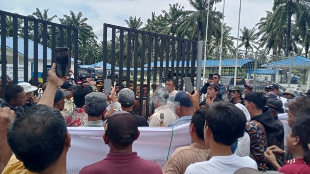 Polres Simalungun Redam Ketegangan Aksi Jilid II Plasma Tunas Malela di PT ESI, Benturan Massa dan Sopir Truk Berhasil Dicegah