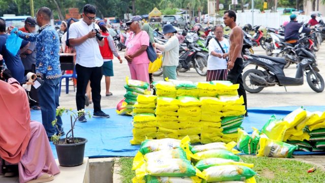 Jelang Idul Adha, Pemkab Simalungun Gerak Cepat Stabilkan Harga Pangan. Warga Kecamatan Bandar Antusias  Serbu Pasar Murah. 