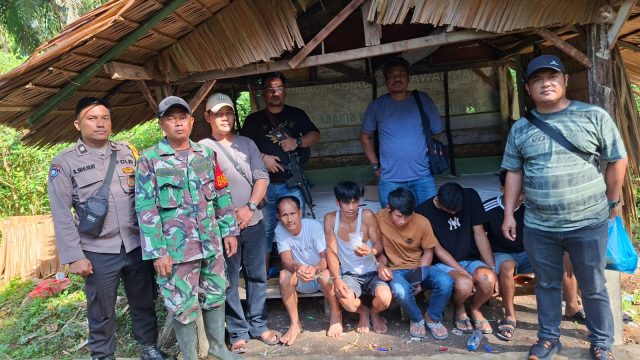 Sat Narkoba Polres Simalungun Gerebek dan Musnahkan Sarang Narkoba Di Mekar Bahalat, Lima Tersangka Diringkus. 