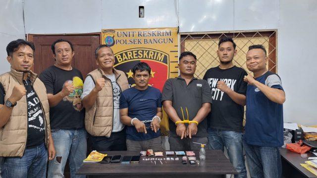 Tak Berkutik Digerebek Polisi, Dua Pelaku Narkoba di Nagori Gajaing Jaya Diciduk Bersama 5,8 Gram Sabu