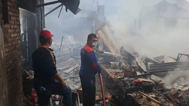 Kebakaran Dahsyat Luluhlantakkan Pasar Parluasan Pematangsiantar, Sekitar 150 Ruko Hangus dalam Hitungan Jam