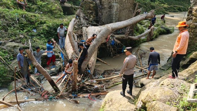 Jembatan Bambu Patah, Warga Bosar Galugulur Diduga Terseret Arus Bah Tongguran; Kapolsek Banuara Manurung Pimpin Pencarian