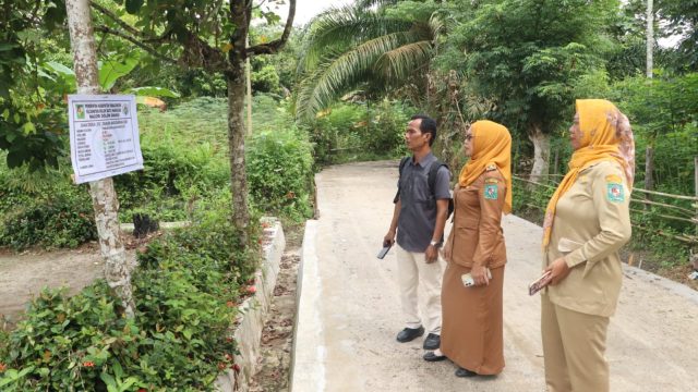 Camat Dolok Batu Nanggar Turun Langsung Awasi Proyek Dana Desa, Pastikan Pembangunan Jalan Paving Block Tepat Sasaran