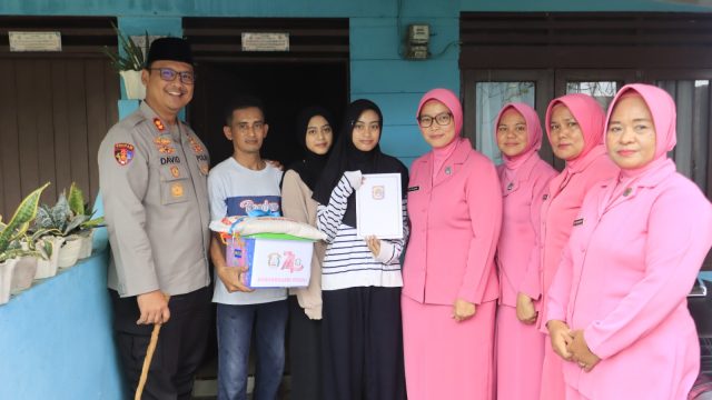 Wujud Kepedulian Tanpa Putus! Kapolres Langkat Sambangi dan Berikan Tali Asih kepada Istri Personel Polri yang Telah Berpulang