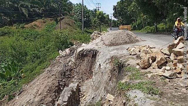 Transparansi Dipertanyakan, Proyek Tembok Penahan di Jalan Pemprovsu Antara Siantar- Tanah Jawa Berjalan Tanpa Identitas