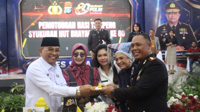 Puncak HUT Bhayangkara ke-80, Kapolres Simalungun Potong Tumpeng Bersama Bupati: “80 Tahun Polri untuk Masyarakat”
