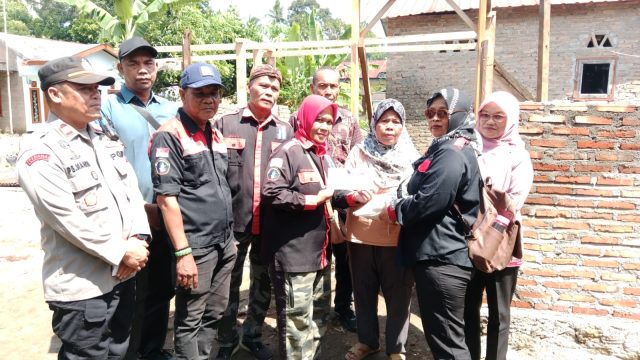 KRNS Gandeng Polsek Bandar Huluan dan Pemerintah Kecamatan, Salurkan Bantuan untuk Warga Berumah Dinding Tepas