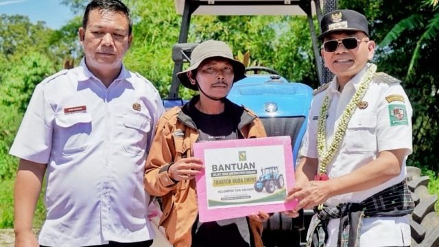 Bupati Simalungun Pacu Modernisasi Pertanian, Serahkan Alsintan dan Pimpin Panen Raya Bawang Merah di Dolok Masagal