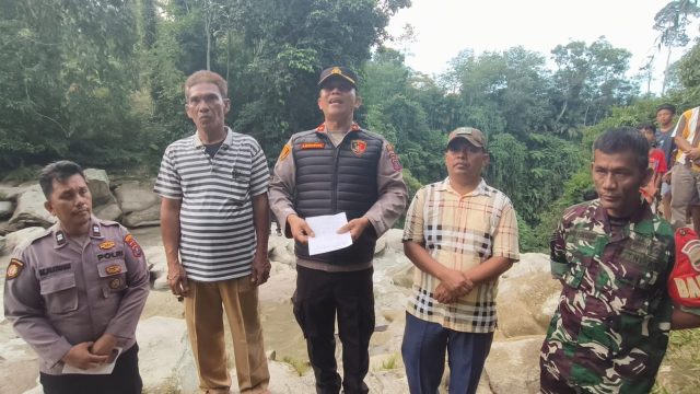 Kapolsek Tanah Jawa Pimpin Langsung Pencarian Warga Diduga Hanyut di Sungai Kapasuk, Polisi Kerahkan Personel dan Koordinasi dengan BASARNAS