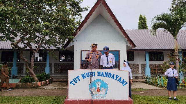 Kapolsek Dolok Batu Nanggar Tanamkan Filosofi “Knowledge is Power, But Character is More” kepada Pelajar SMPN 1: Karakter adalah Kunci Masa Depan Bangsa