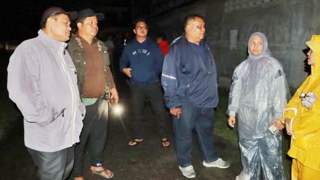 Tim Gabungan Pemkab Simalungun Sigap Evakuasi Enam Warga yang Terjebak Banjir di Serbelawan