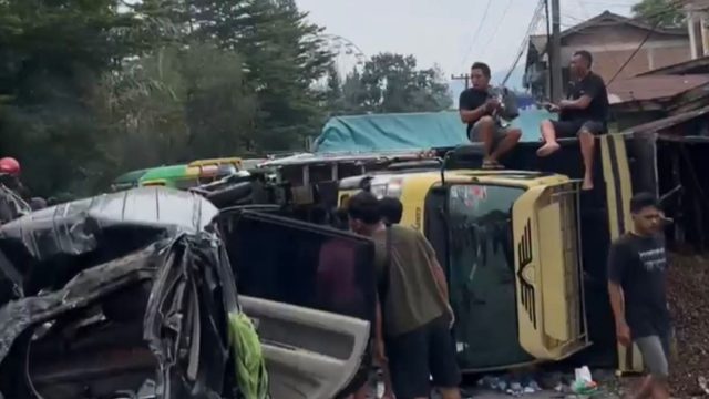 Tragedi di Jalur Medan–Berastagi, Kecelakaan Beruntun Libatkan 7 Kendaraan di Sibolangit. 
