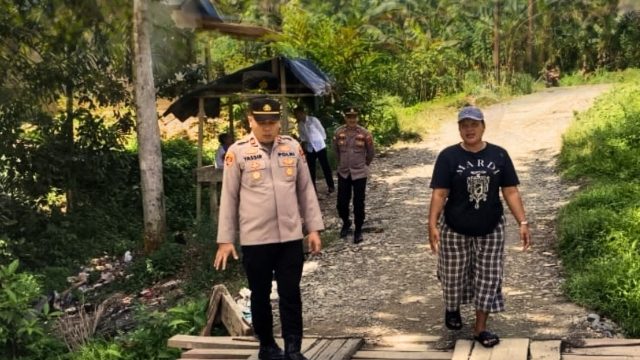 Kapolsek Padang Tualang Pimpin Patroli di Jembatan Darurat Bukit Lawang–Tangkahan, Pastikan Kamtibmas Aman dan Arus Lalu Lintas Lancar