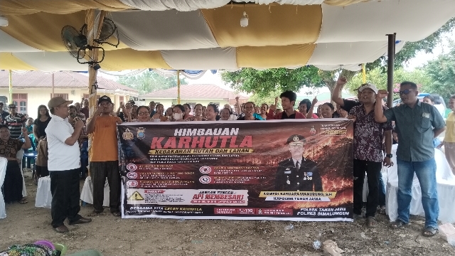 Turun Langsung ke Masyarakat, Kapolsek Tanah Jawa dan Forkopimca Sosialisasikan Pencegahan Karhutla di Hatonduhan