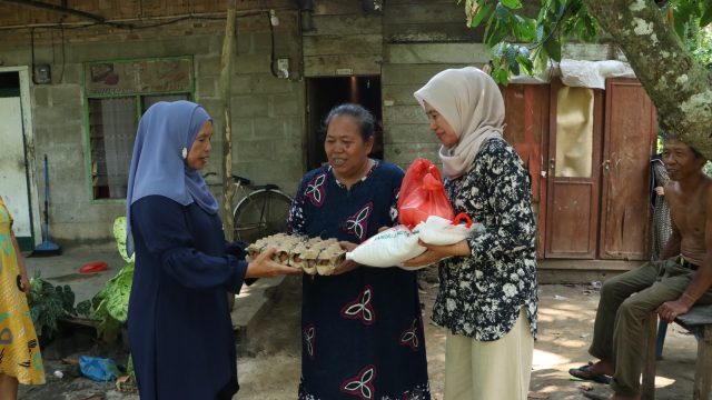 Camat Dolok Batu Nanggar Tinjau Warga Terdampak Angin Kencang di Serbelawan