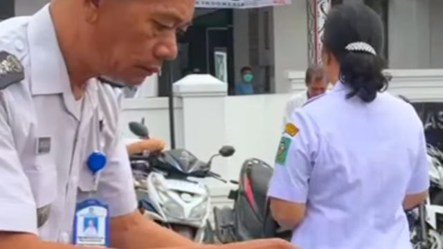 Jelang HUT RI ke-81, Camat Hutabayu Raja Gelar Razia Bendera dan Bagikan Bendera Merah Putih kepada pengguna kendaraan.