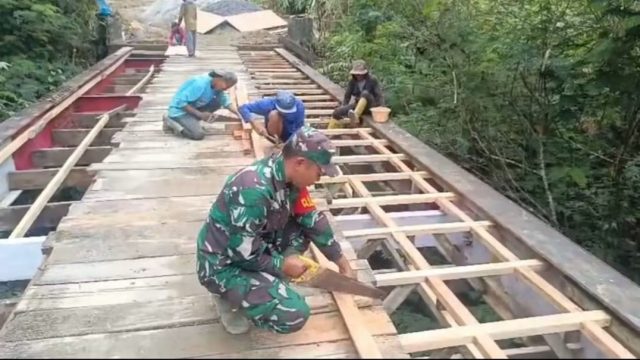 Jembatan Pagar Hulambu Dikebut, Babinsa dan Warga Buka Jalur Ekonomi Warga