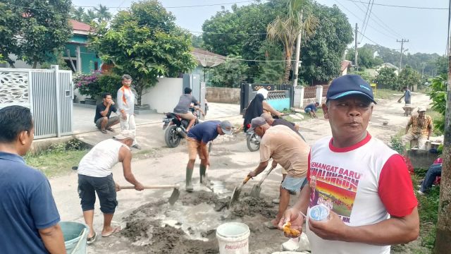 Warga Bandar Selamat Kompak Gotong Royong, Rawat Akses Jalan Bombongan Urat
