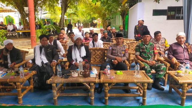 Wakili Kapolsek, Panit Lantas dan Bhabinkamtibmas Tanah Jawa Hadiri Maulid Nabi di Ponpes Daaruttauhid