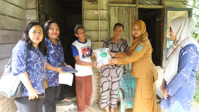 Camat Dolok Batu Nanggar Turun Langsung Pastikan Warga Kurang Mampu Mendapat Bantuan
