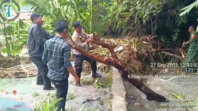 Sigap Tanggap Bencana, Polres Simalungun Turun Langsung Tangani Banjir di Haranggaol