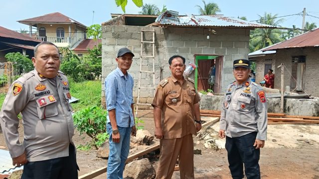 Kapolsek Bandar Huluan Turun Langsung ke Lokasi, 24 Rumah Warga Pematang Bandar Rusak Diterjang Angin Kencang