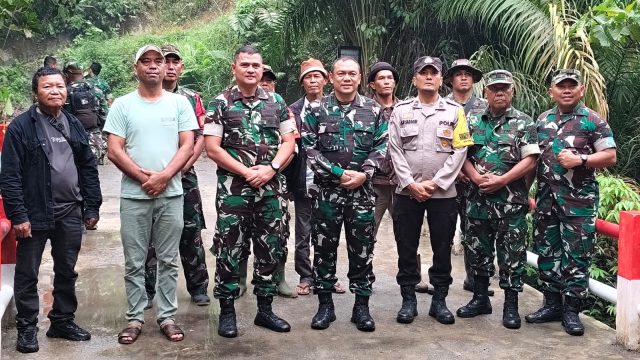 Sinergitas TNI-Polri, Bhabinkamtibmas Polsek Silou Kahean Dampingi Tim Dalwas Cek Jembatan Garuda