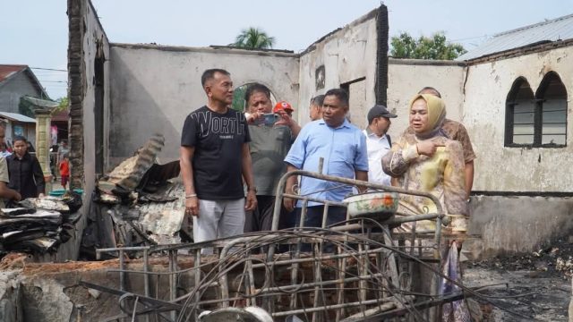 Empat Rumah Hangus Dilalap Api di Salapian, Kerugian Ditaksir Rp800 Juta, Plt Bupati Langkat Turun Bantu Korban