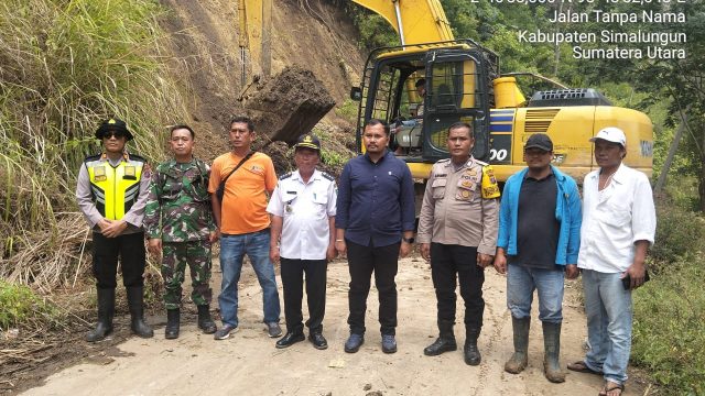 Longsor Tutup Jalan KSPN Lingkar Danau Toba, Polres Simalungun Bergerak Kawal Pembersihan