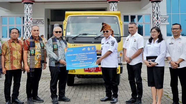 Perkuat Pengelolaan Sampah, PTPN IV Serahkan Dump Truk ke Pemkab Simalungun