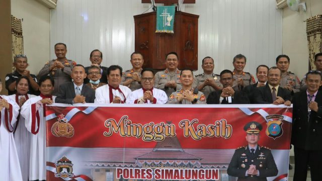 Safari Minggu Kasih di HKBP Serbelawan, Kapolres Simalungun Bagikan Paket Makanan dan Serukan Perang terhadap Narkoba serta Judi Online