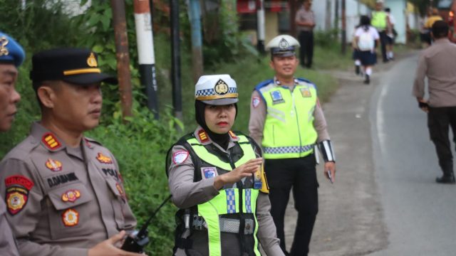 Kapolres Simalungun Turun Langsung Atur Lalu Lintas di Panei Tongah, Sopir Diingatkan Tak Angkut Penumpang di Atas Kap Mobil