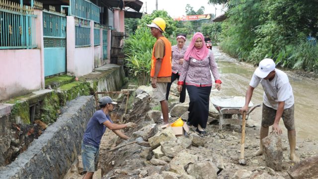 Tinjau Pembangunan Parit Pasangan di Serbelawan, Camat Dolok Batu Nanggar Tekankan Keselamatan Warga